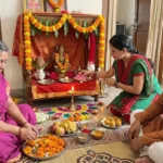 मालामाल होने के 10 उपाय घर में परिवार द्वारा माँ लक्ष्मी की पूजा, दीपक और गेंदे के फूल